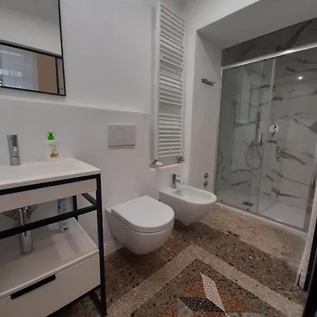 Living With Balcony كومو