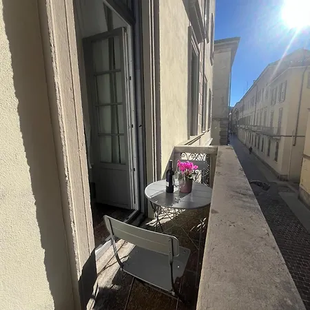 Living With Balcony شقة *