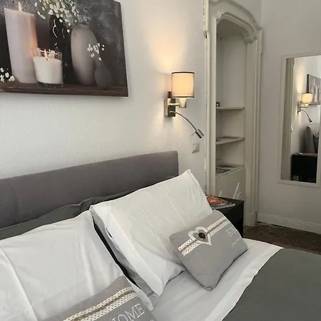 Living With Balcony - Center, Near The Como