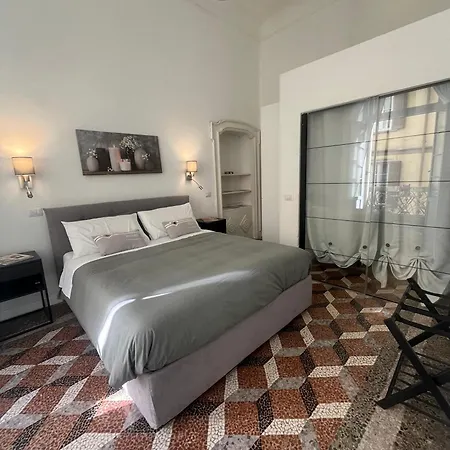 Living With Balcony شقة كومو