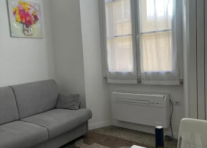 Living With Balcony Комо